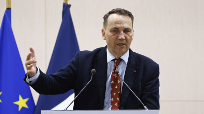 αρθρο-ράντοσλαβ-σικόρσκι-ο-δρόμος-προ-563483110