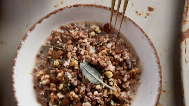 φακές-με-καβουρδισμένα-καρύδια-και-στ-563488312