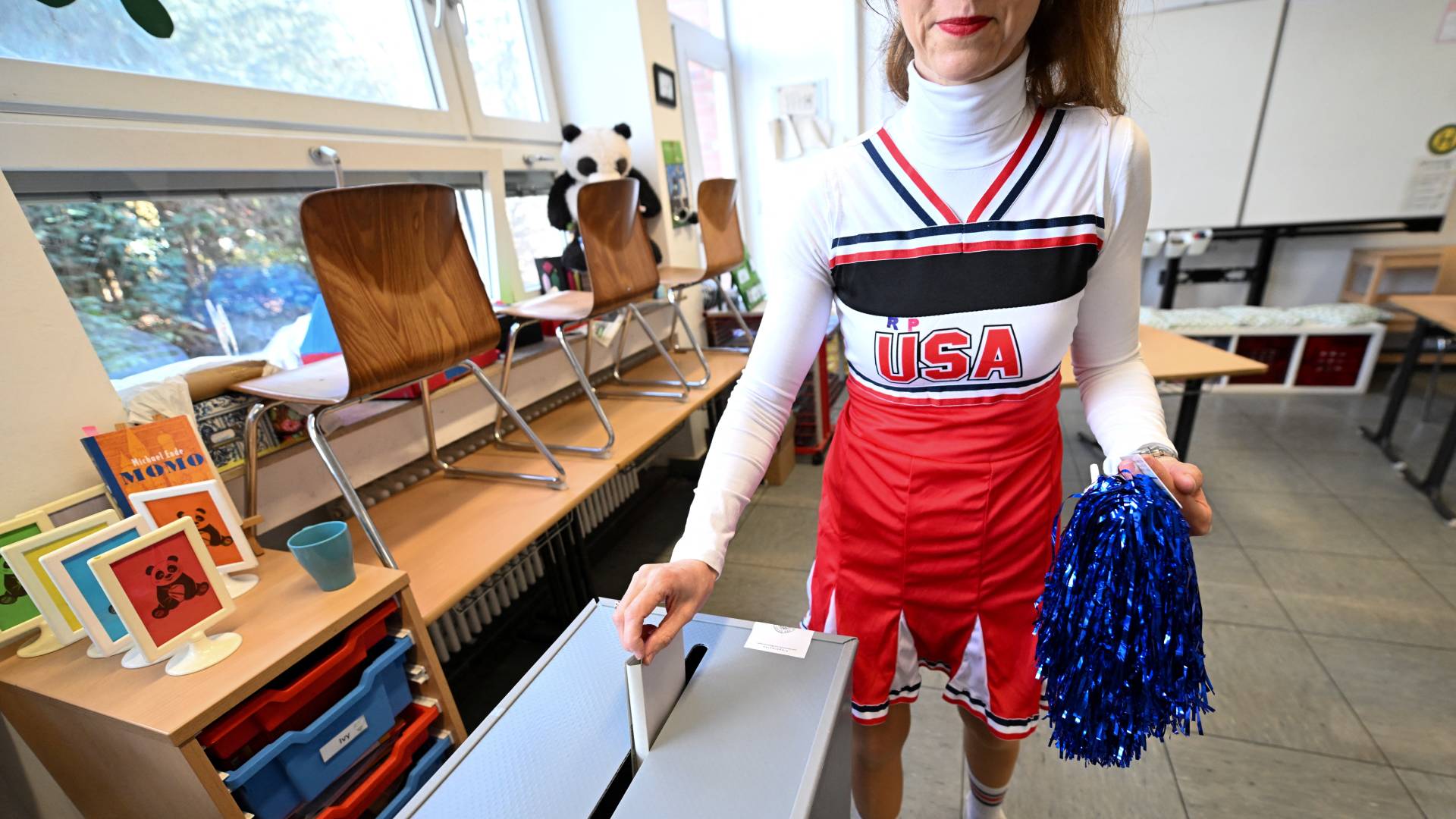 Στην κάλπη με αποκριάτικες στολές – Στιγμιότυπα από τις εκλογές στη Γερμανία-4