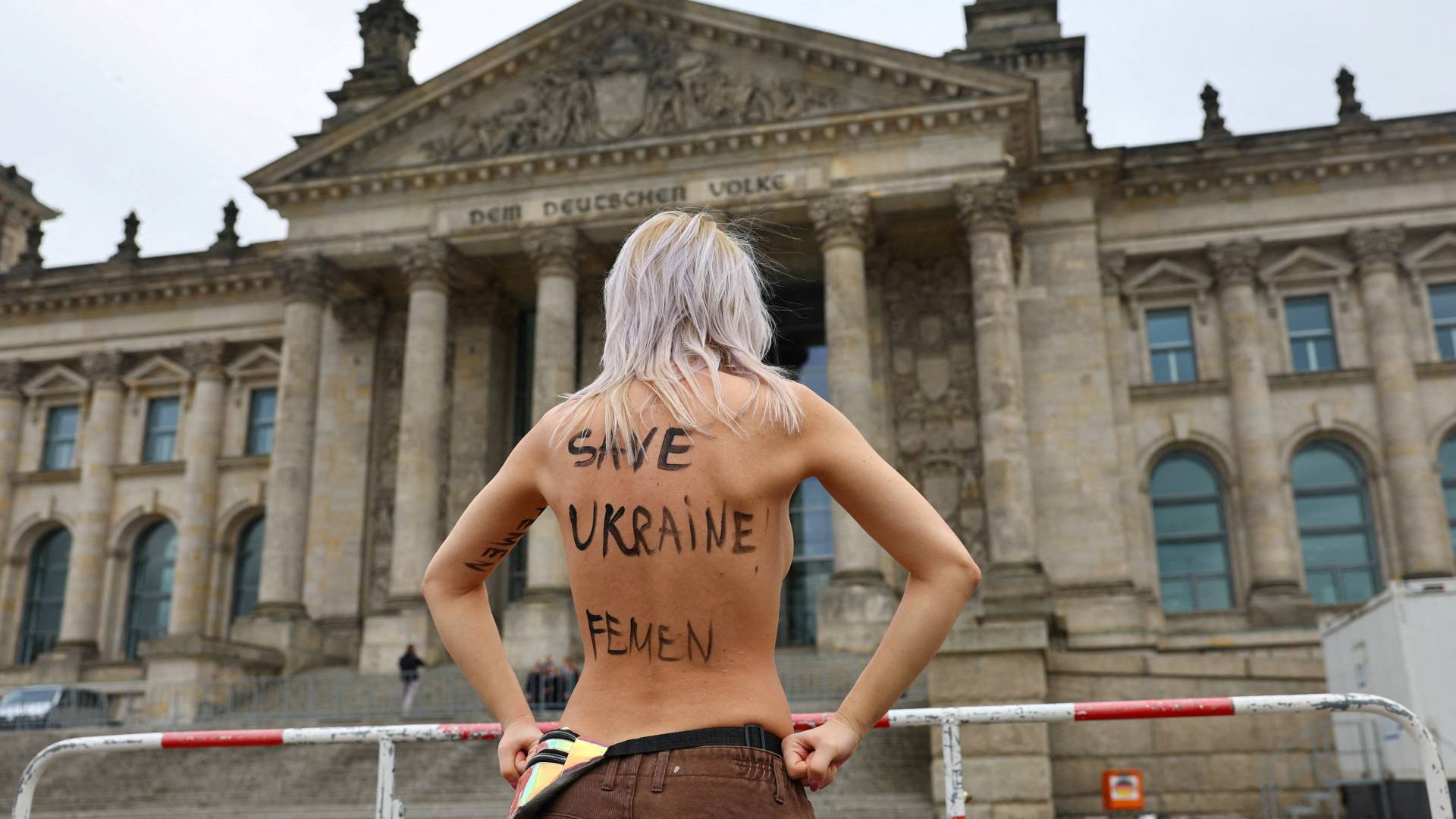 Στην κάλπη με αποκριάτικες στολές – Στιγμιότυπα από τις εκλογές στη Γερμανία-3