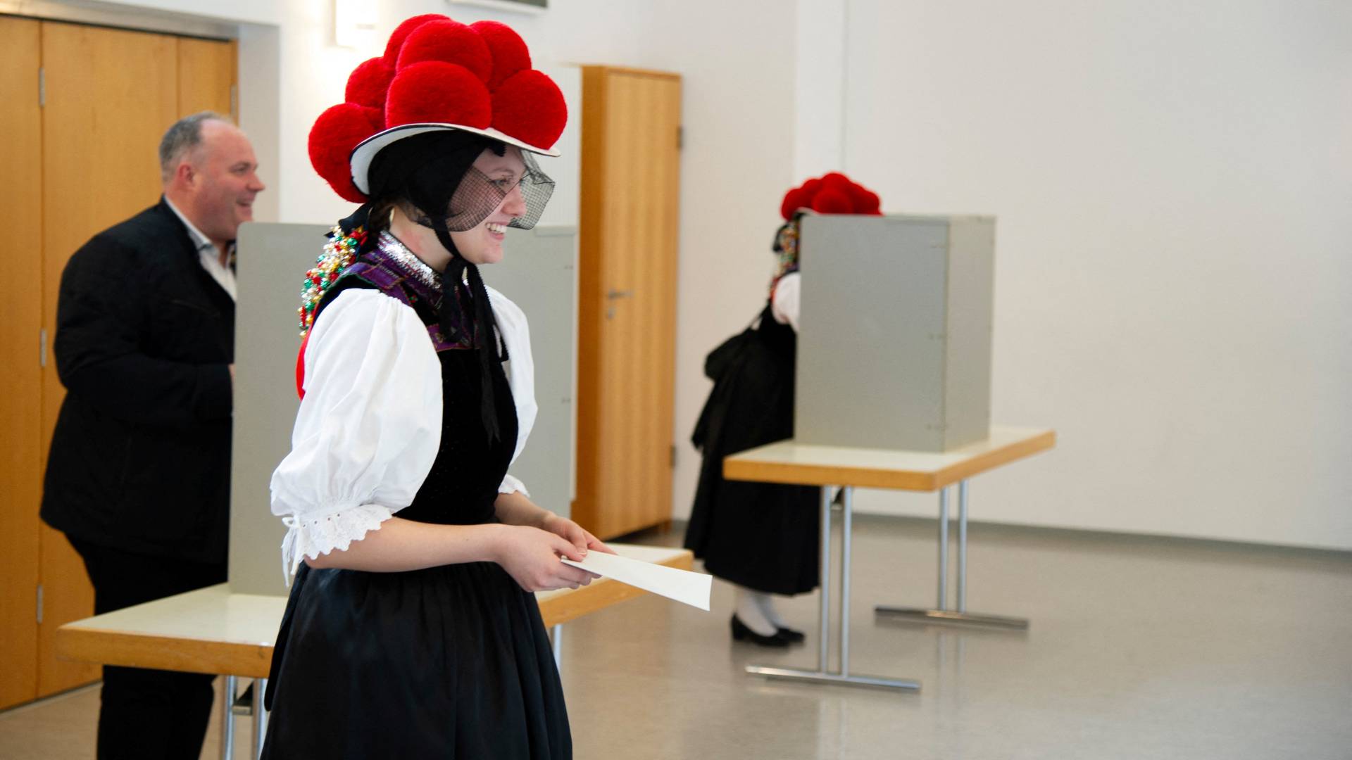 Στην κάλπη με αποκριάτικες στολές – Στιγμιότυπα από τις εκλογές στη Γερμανία-5