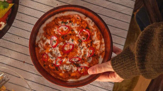 καγιανάς-με-σάλτσα-από-ψητά-ντοματίνι-563449642