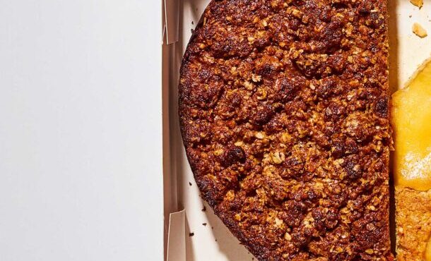 κέικ-λεμονιού-με-κραμπλ-αμυγδάλου-πετ-563476327