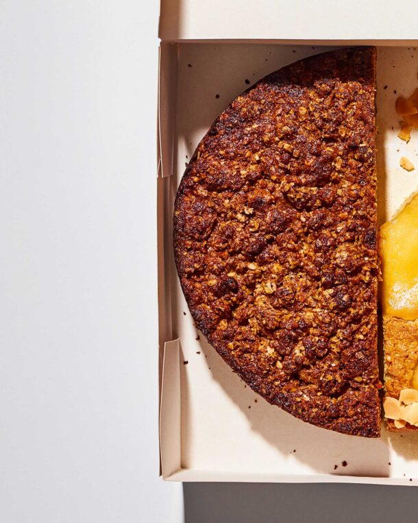 κέικ-λεμονιού-με-κραμπλ-αμυγδάλου-πετ-563476327