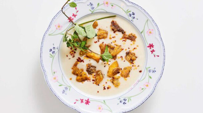 κοκορόσουπα-με-τραγανά-ψαχνά-κόκορα-κ-563453803