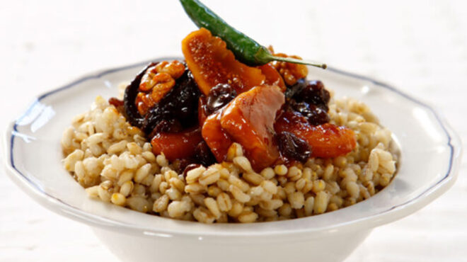 πιλάφι-με-κριθάρι-και-λιαστά-φρούτα-563491972