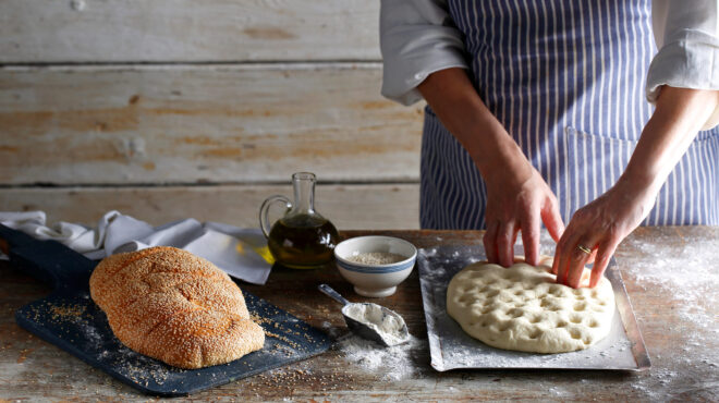 λαγάνα-με-ελαιόλαδο-και-άφθονο-σουσάμ-563492821