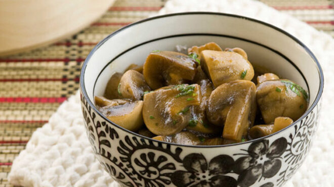 μανιτάρια-με-σάλτσα-στρειδιών-563465599