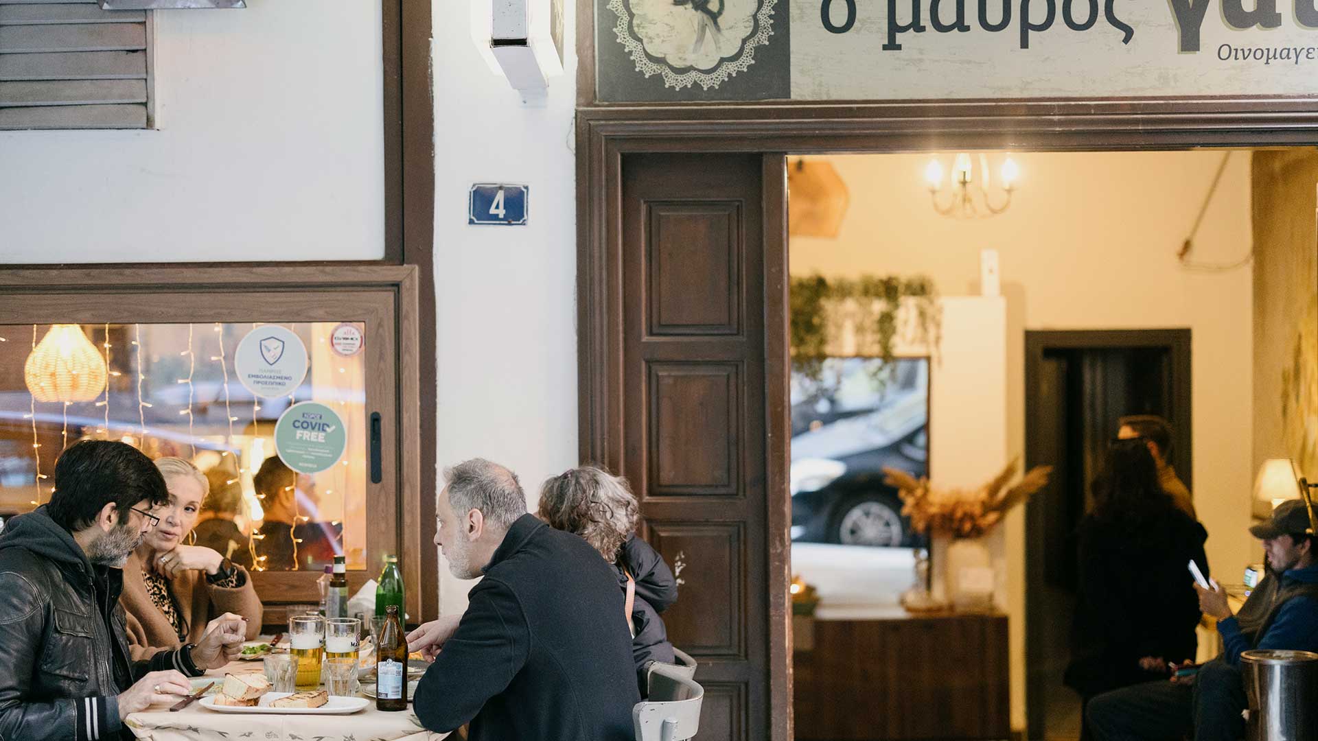 Μαύρος Γάτος: μια γνήσια, ζεστή ταβέρνα που λειτουργεί στο Παγκράτι από το 1963-5