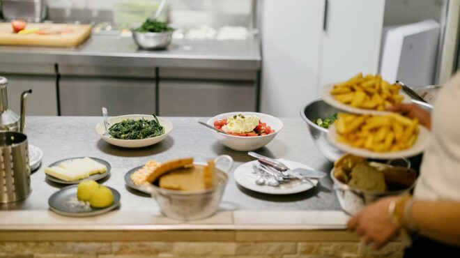 μαύρος-γάτος-μια-γνήσια-ζεστή-ταβέρνα-563460952