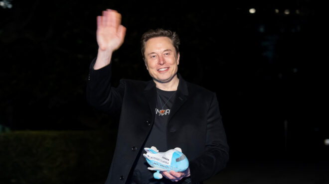 ο-ντόναλντ-τραμπ-βάζει-φρένο-στον-μασκ-563487949