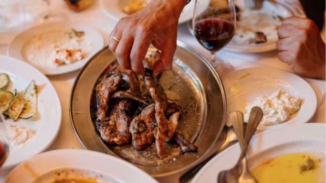 παϊδάκια-σ-αυτές-τις-18-ταβέρνες-της-ατ-563476021