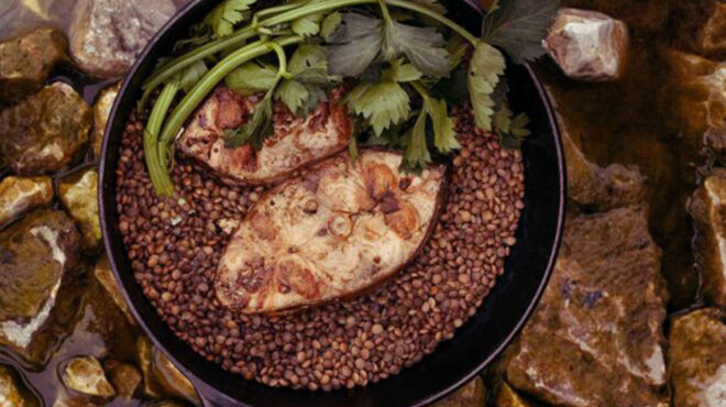 ψάρι-με-φακές-και-σέλινο-στον-φούρνο-563466202