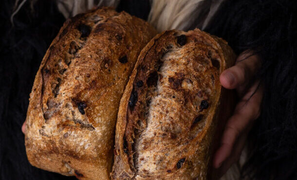 ψωμί-προζυμένιο-με-καρύδια-και-σταφίδ-563478103