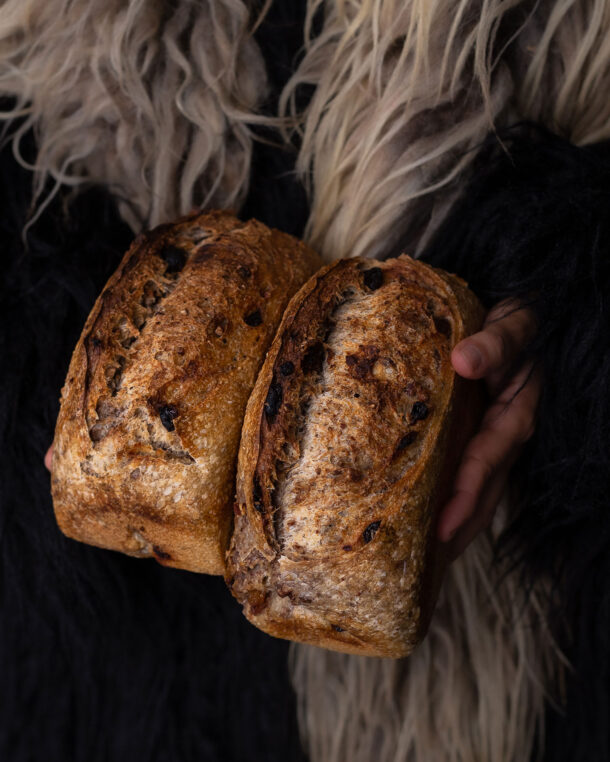 ψωμί-προζυμένιο-με-καρύδια-και-σταφίδ-563478103