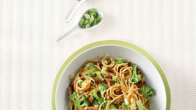 ramen-noodles-με-μοσχάρι-και-μπρόκολο-563484079