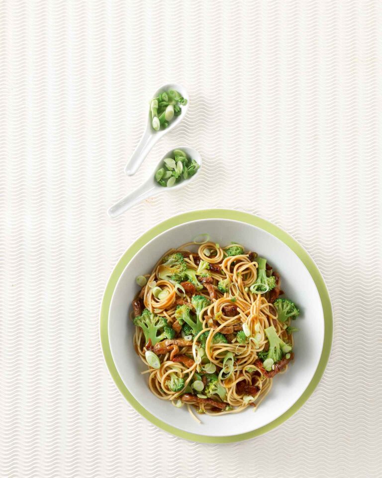 ramen-noodles-με-μοσχάρι-και-μπρόκολο-563484079