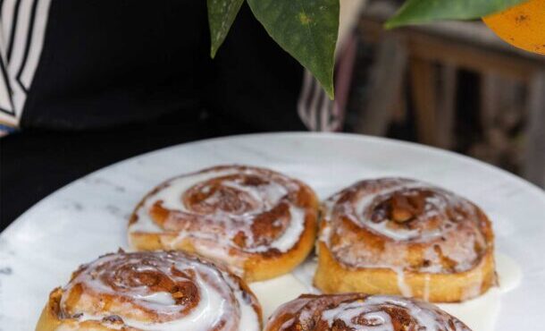 ρολάκια-πορτοκαλιού-με-γλάσο-563448361