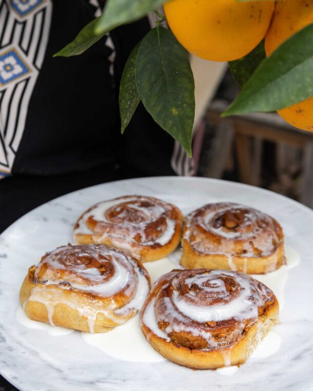 ρολάκια-πορτοκαλιού-με-γλάσο-563448361