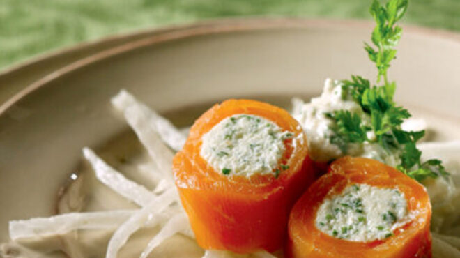 ρολό-καπνιστού-σολομού-γεμιστό-με-κατ-563460583