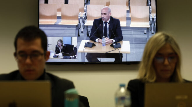 ο-ρουμπιάλες-επέμεινε-για-το-φιλί-στην-563463916