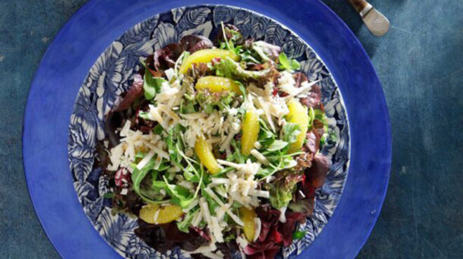 σαλάτα-με-πικρά-λαχανικά-και-άρτυμα-με-563455777