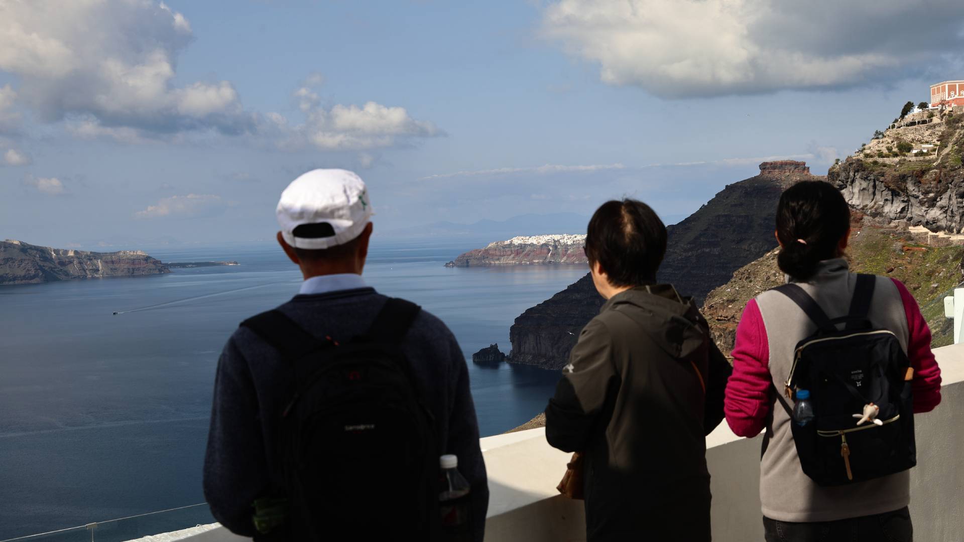 «Αδειάζει» η Σαντορίνη – Αποχωρούν εργαζόμενοι, επισκέπτες και κάτοικοι [φωτογραφίες]-8