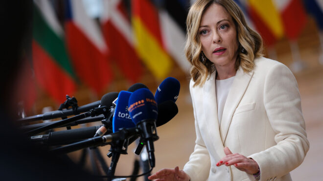 ιταλία-τηλεφωνική-επικοινωνία-μελόν-563471899