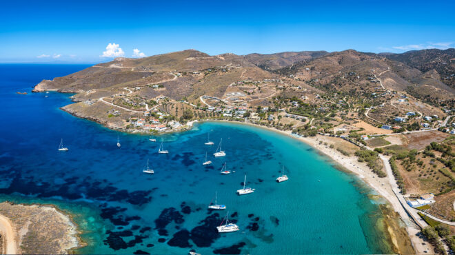 τζια-με-θέα-το-μαγευτικό-ηλιοβασίλεμα-563478310