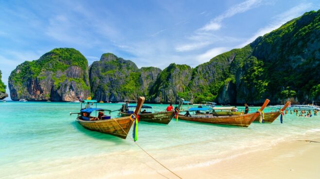 μεσόγειος-ή-ασία-οι-βρετανοί-τουρίστε-563477353