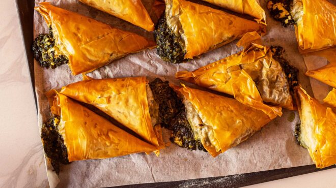 σπανακοπιτάκια-φουρνιστά-σε-φύλλο-κρ-563451721