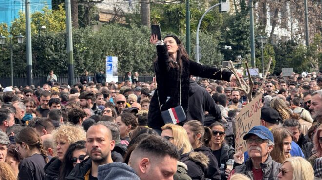 αυτό-το-τρένο-μάς-είχε-όλους-επιβάτες-563493160