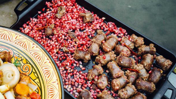 τηγανιά-αστραπή-με-λουκάνικο-κάστανα-563474419