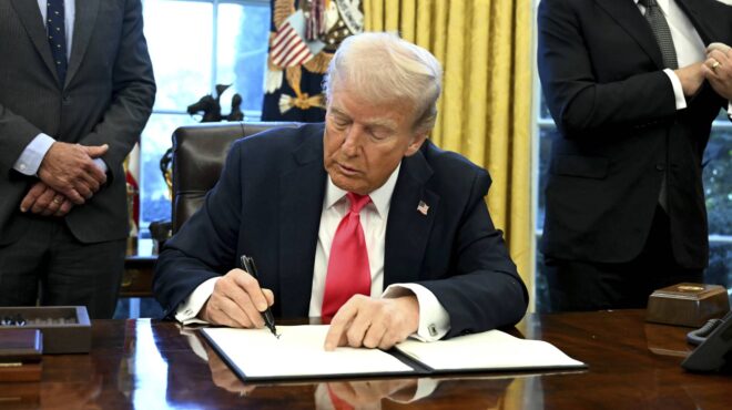 ηπα-ο-τραμπ-θα-καταστήσει-τα-αγγλικά-επ-563492926