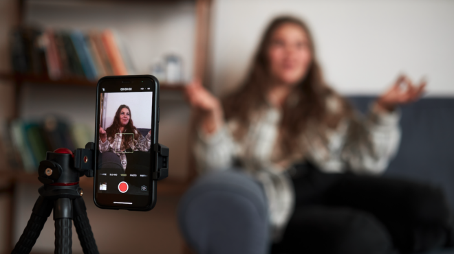 πόσο-εθισμένοι-είμαστε-στο-tiktok-κλίμακ-563504605