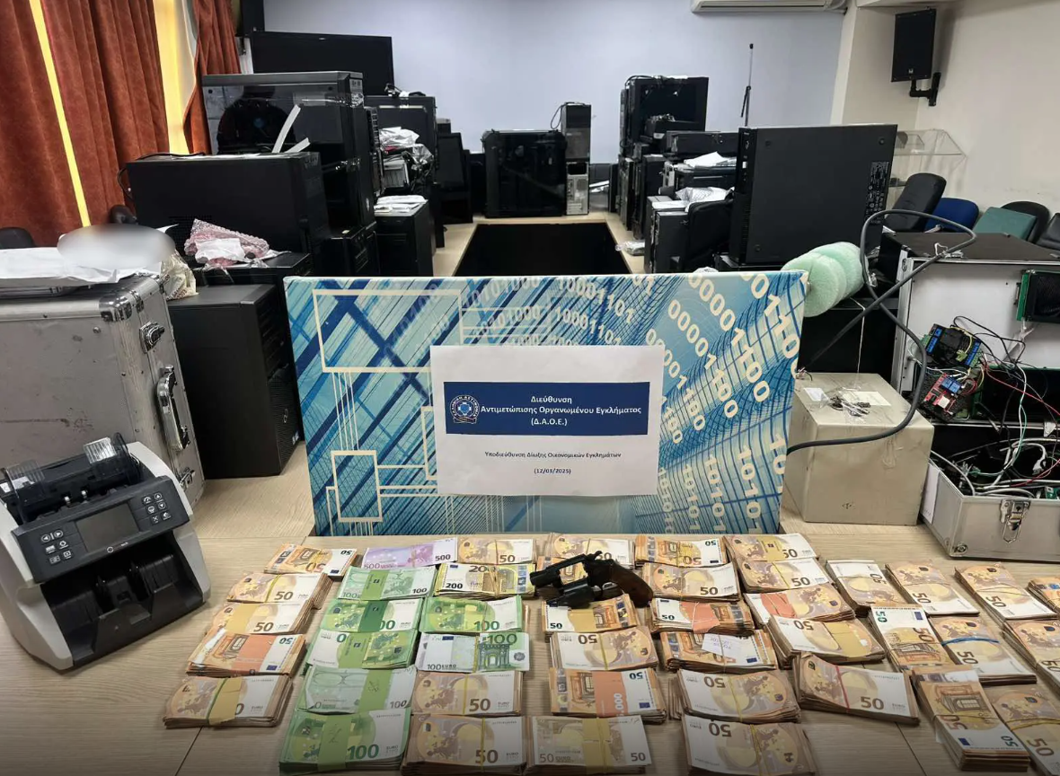 ΕΛ.ΑΣ.: Πώς πρατηριούχοι νόθευαν βενζίνη και «πείραζαν» αντλίες – Εκλεβαν έως 30%-1