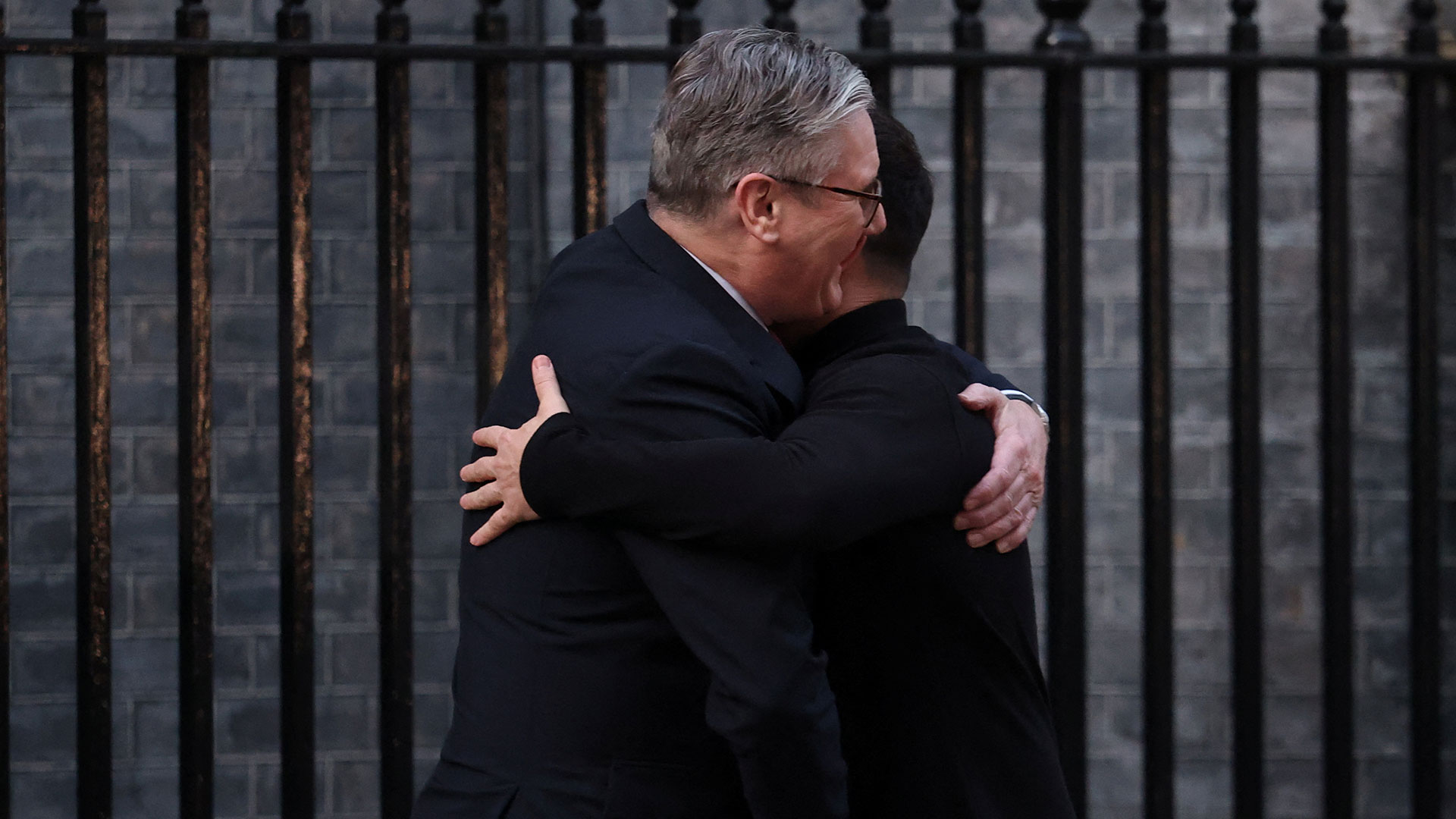 Στην Ντάουνινγκ Στριτ ο Ζελένσκι – Θερμή υποδοχή από τον Κιρ Στάρμερ-2