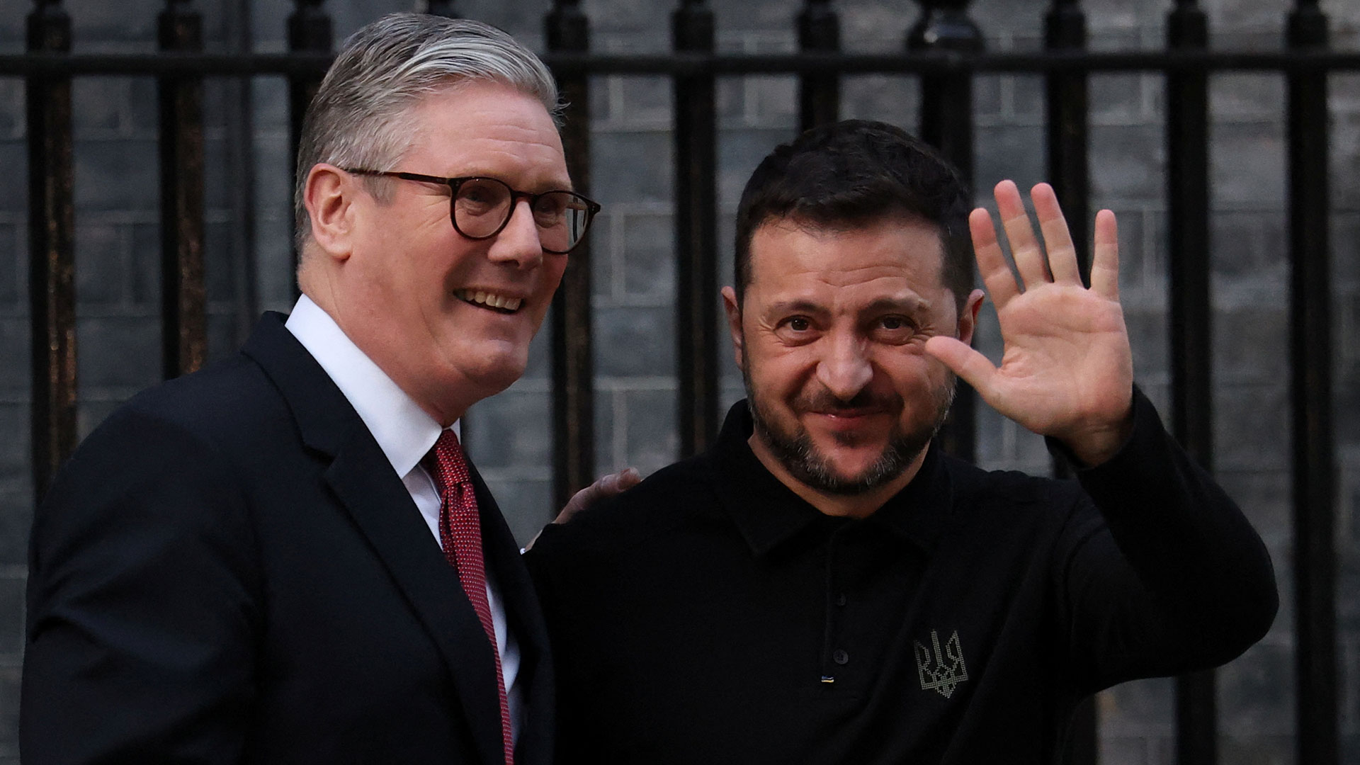 Στην Ντάουνινγκ Στριτ ο Ζελένσκι – Θερμή υποδοχή από τον Κιρ Στάρμερ-3