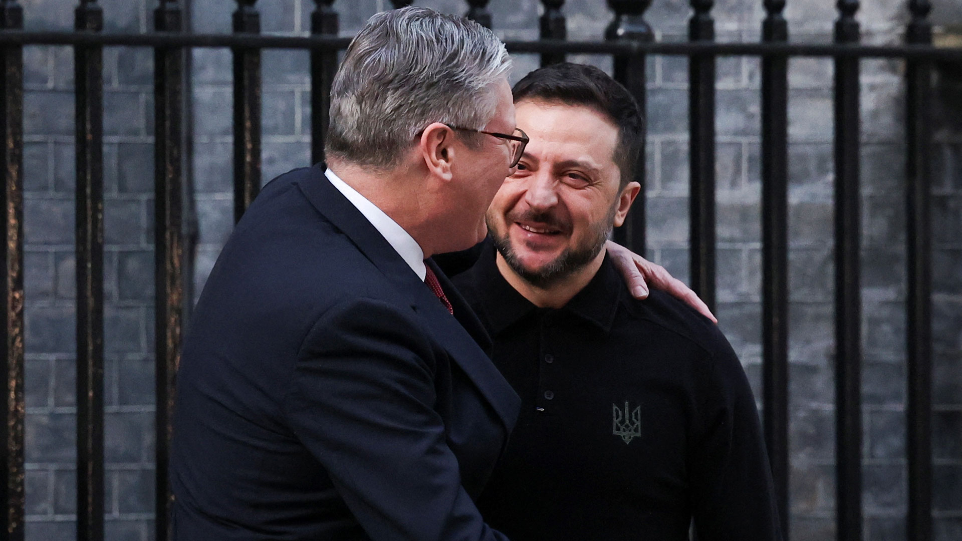 Στην Ντάουνινγκ Στριτ ο Ζελένσκι – Θερμή υποδοχή από τον Κιρ Στάρμερ-1