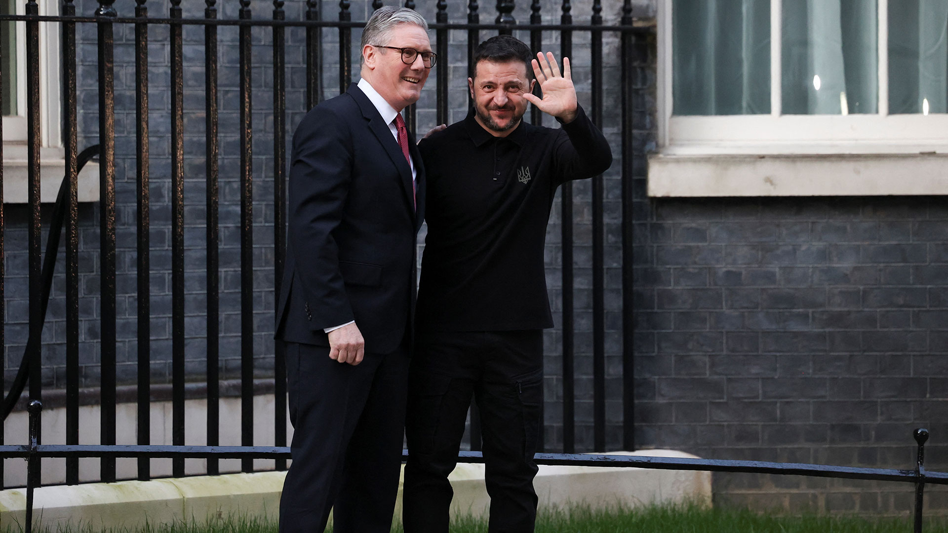 Στην Ντάουνινγκ Στριτ ο Ζελένσκι – Θερμή υποδοχή από τον Κιρ Στάρμερ-4