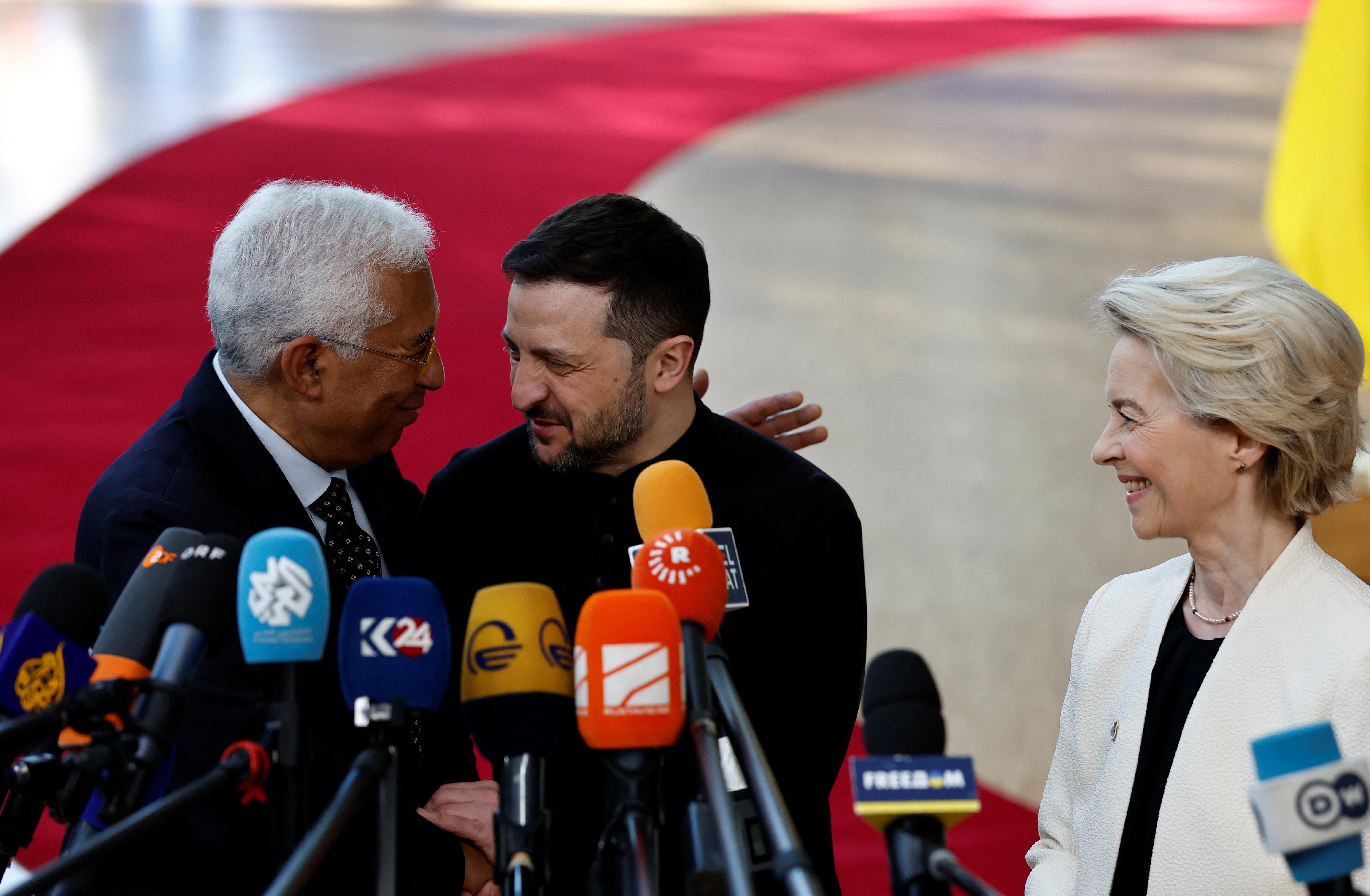 Politico για Σύνοδο Κορυφής: Οι Ευρωπαίοι «αγκάλιασαν» τον Ζελένσκι, αλλά προτεραιότητα ήταν η άμυνα-1