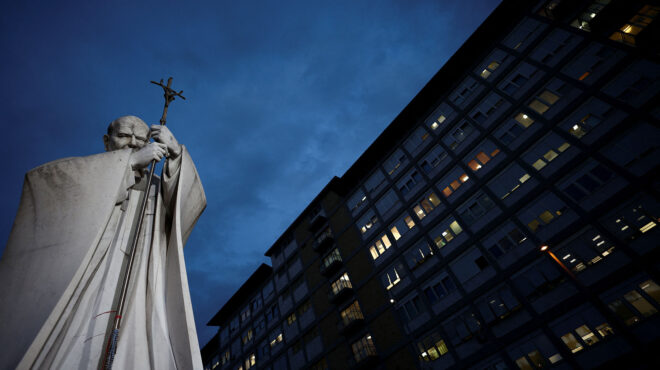 ο-πάπας-ανταποκρίνεται-στη-θεραπεία-563508292