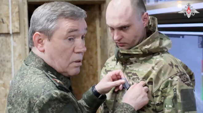 ο-αρχηγός-του-ρωσικού-στρατού-απονέμε-563509288