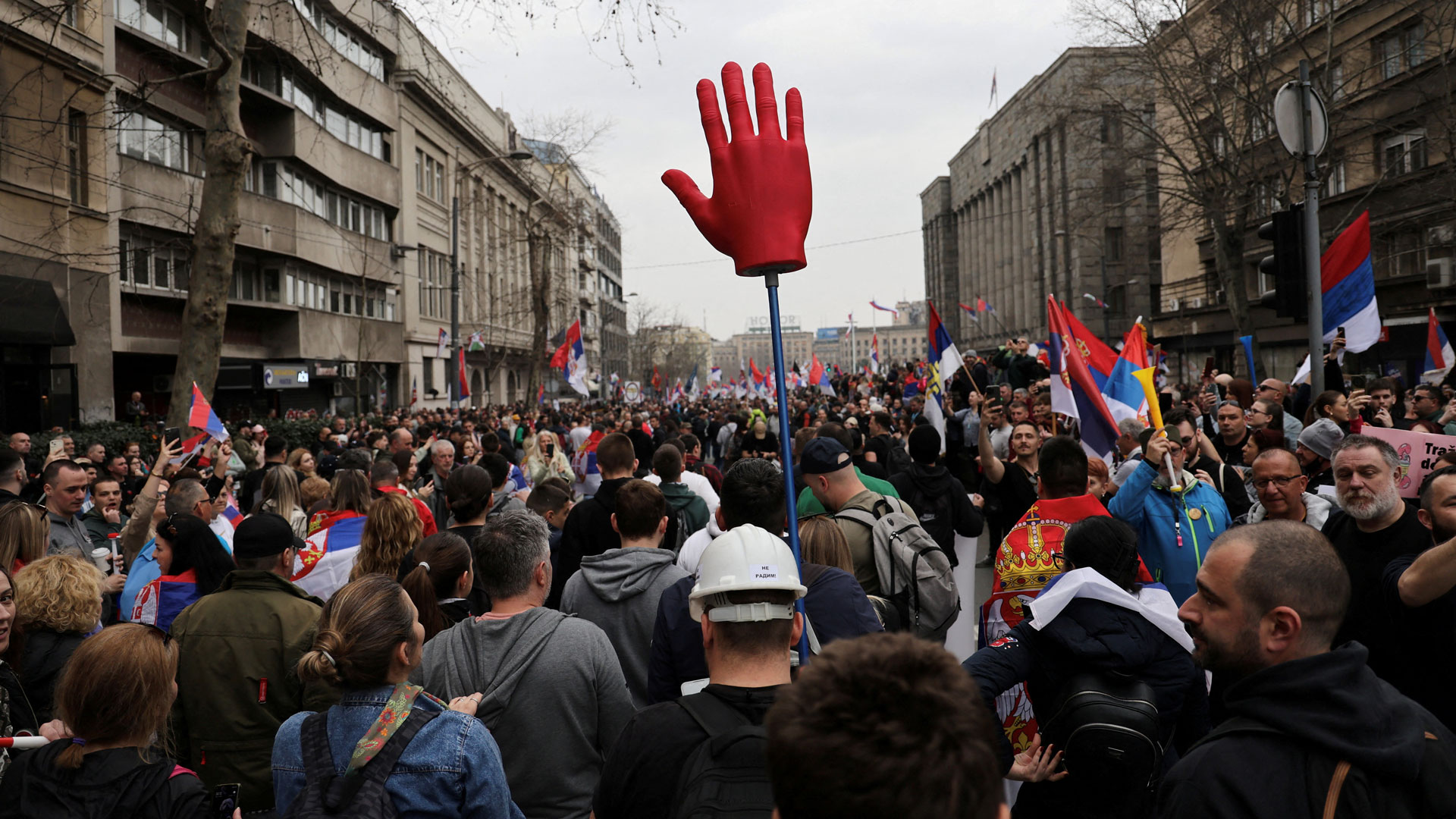 Σερβία: Χιλιάδες στους δρόμους του Βελιγραδίου – Διαδηλώσεις κατά της διαφθοράς-6