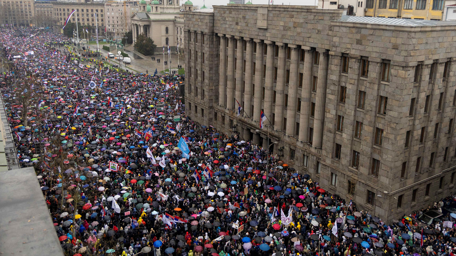 Σερβία: Χιλιάδες στους δρόμους του Βελιγραδίου – Διαδηλώσεις κατά της διαφθοράς-2