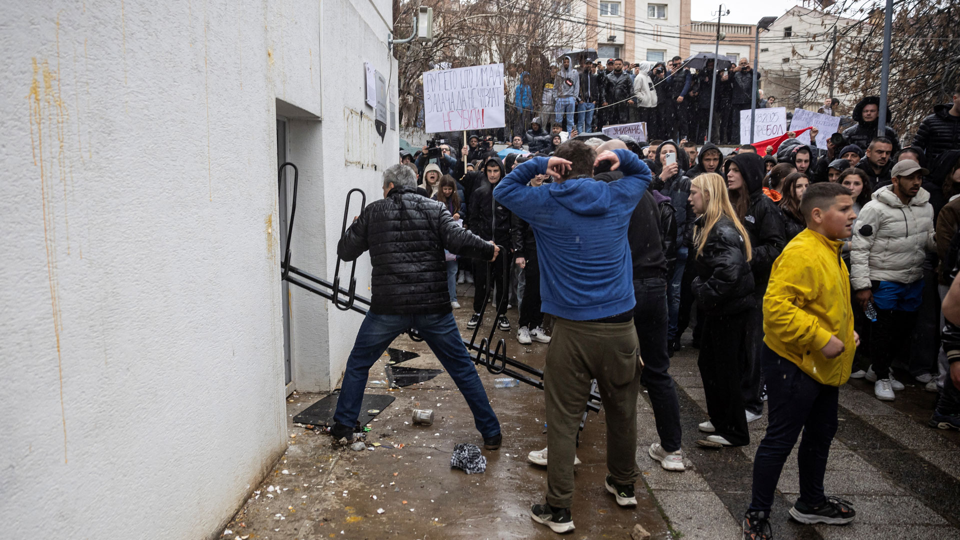 Βόρεια Μακεδονία: Επεισόδια σε συγκέντρωση στο Κότσανι για τους 59 νεκρούς-6