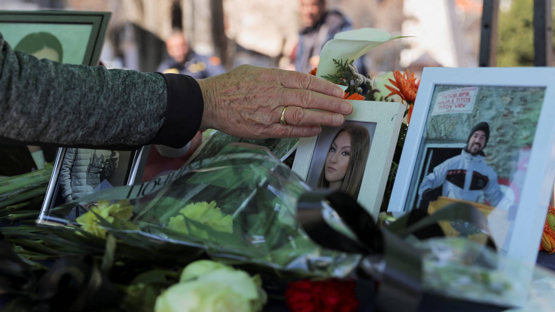 Βόρεια Μακεδονία: «Είναι ώρα σιωπής για τα νεκρά παιδιά μας» – Το Κότσανι κηδεύει τα θύματα της τραγωδίας-4