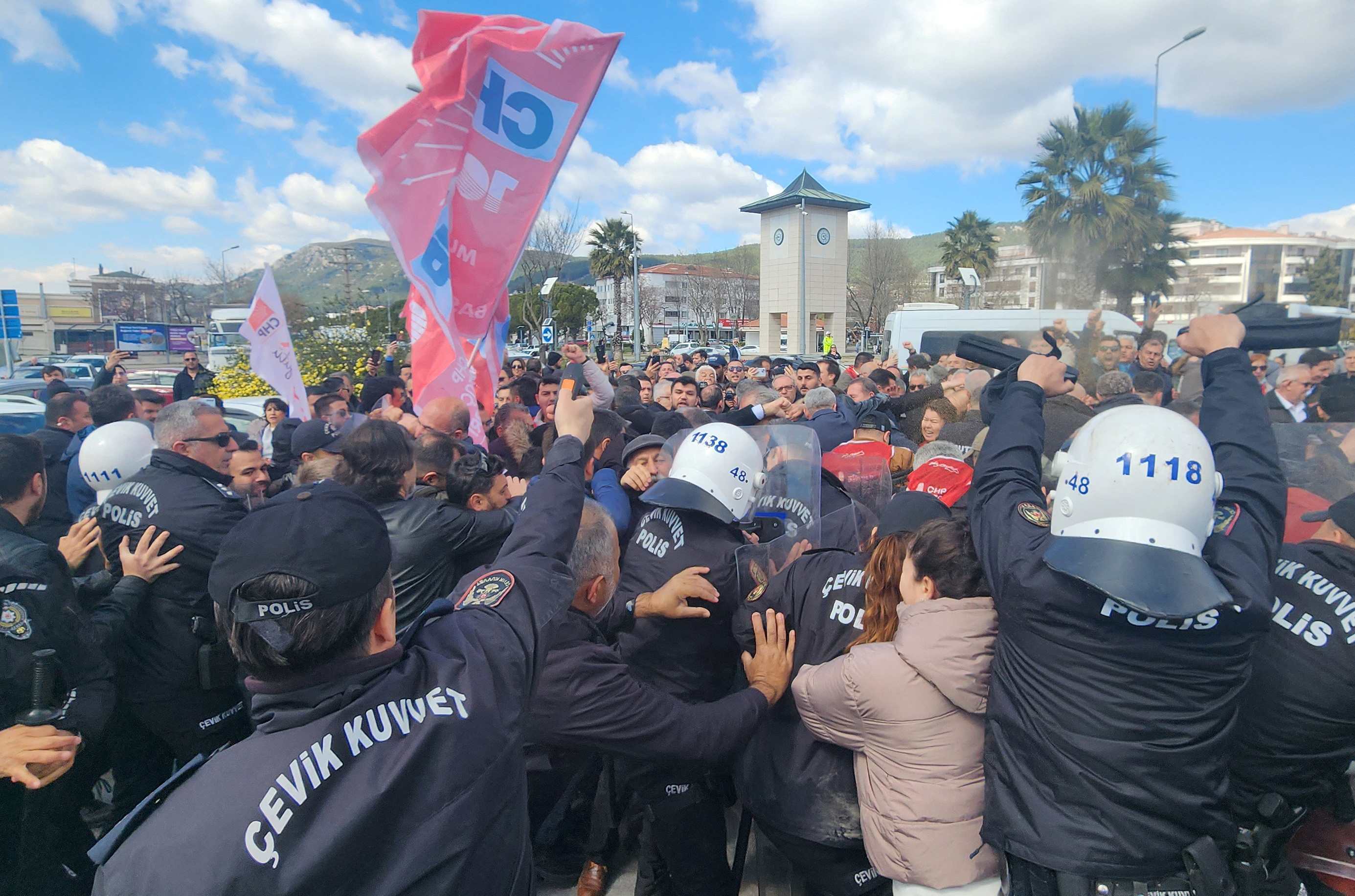 Βράζει η Τουρκία για τη σύλληψη Ιμάμογλου – Χιλιάδες διαδηλωτές στους δρόμους-3