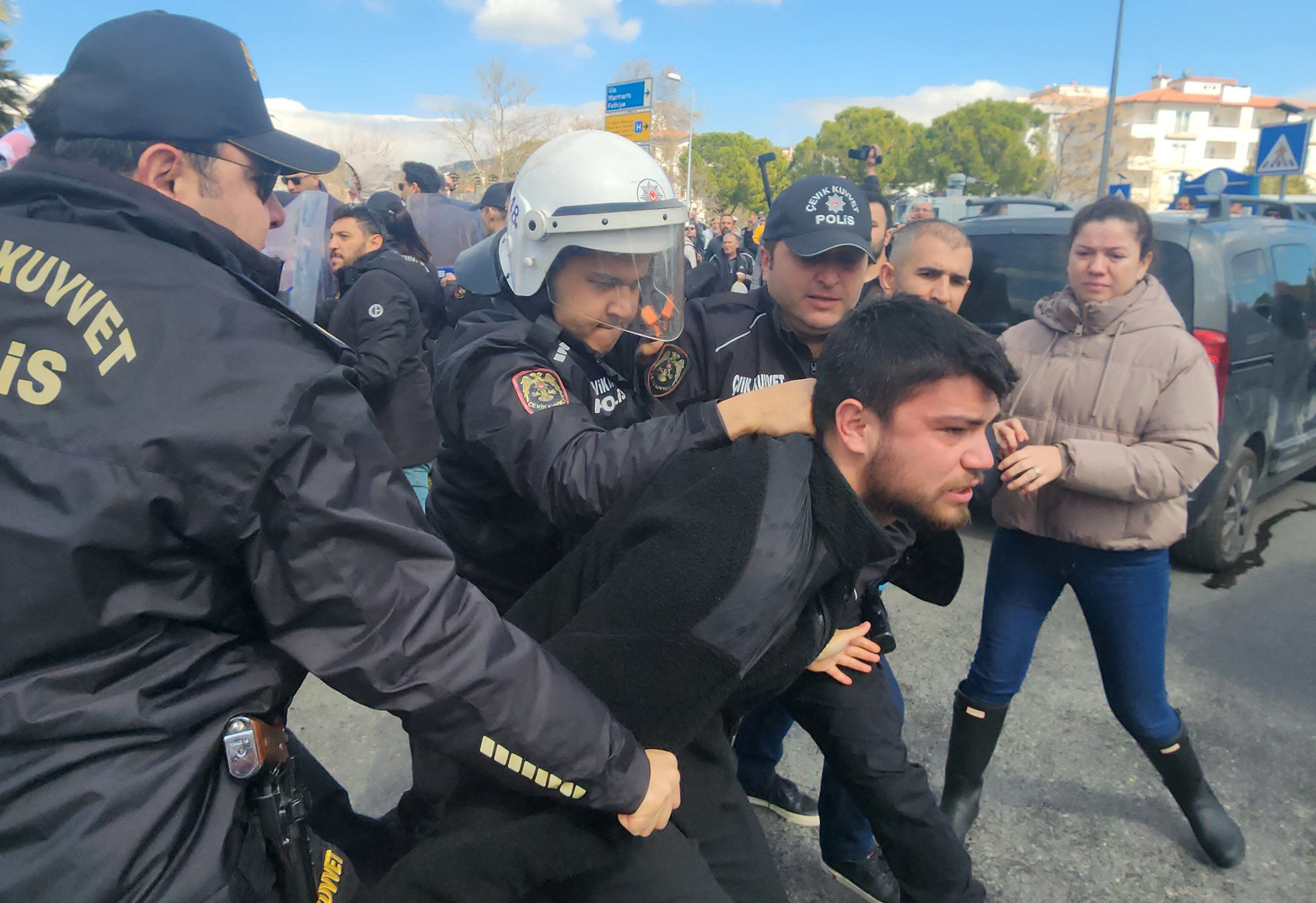 Βράζει η Τουρκία για τη σύλληψη Ιμάμογλου – Χιλιάδες διαδηλωτές στους δρόμους-1