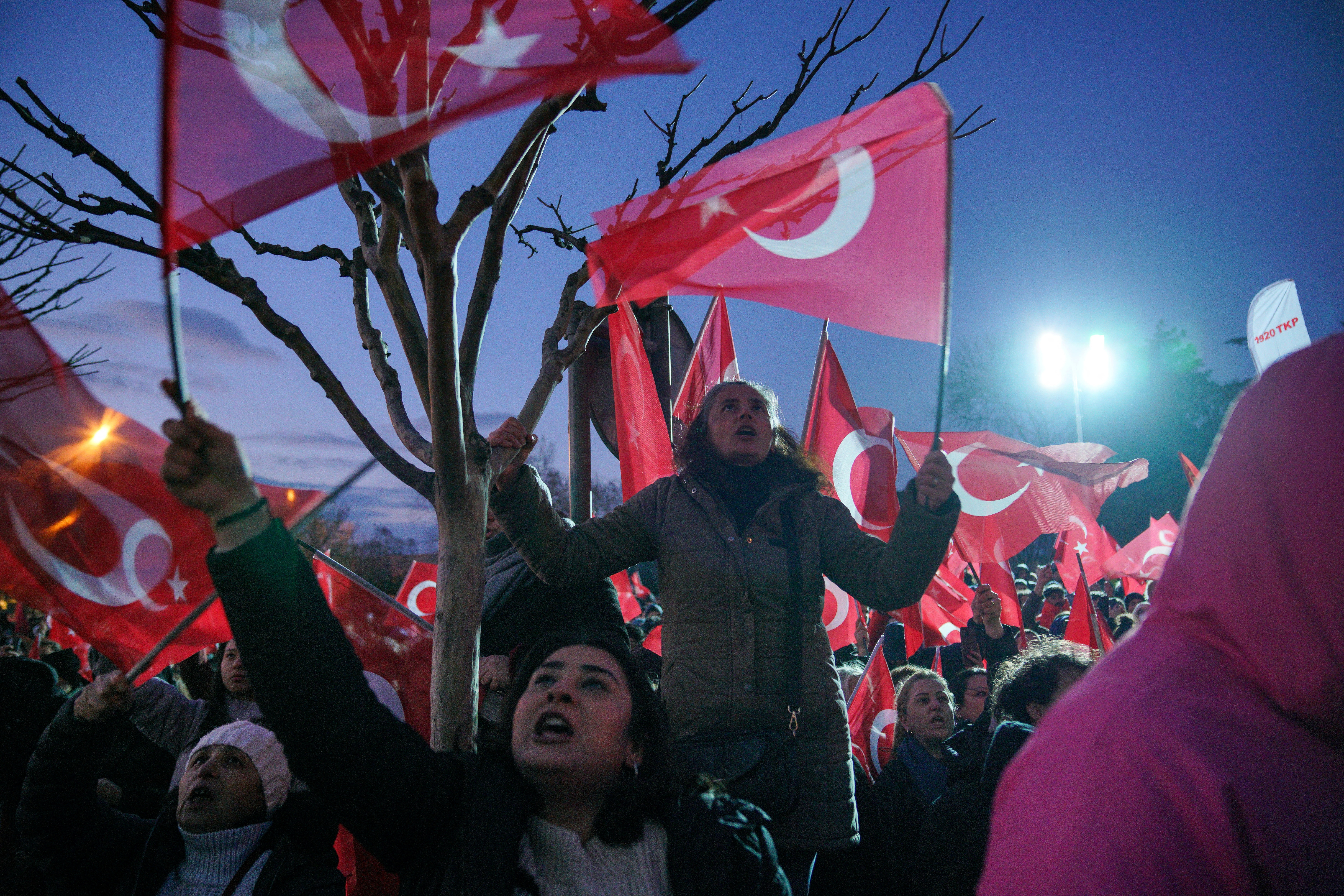 Κωνσταντινούπολη: Χιλιάδες Τούρκοι στους δρόμους για τον Ιμάμογλου-2